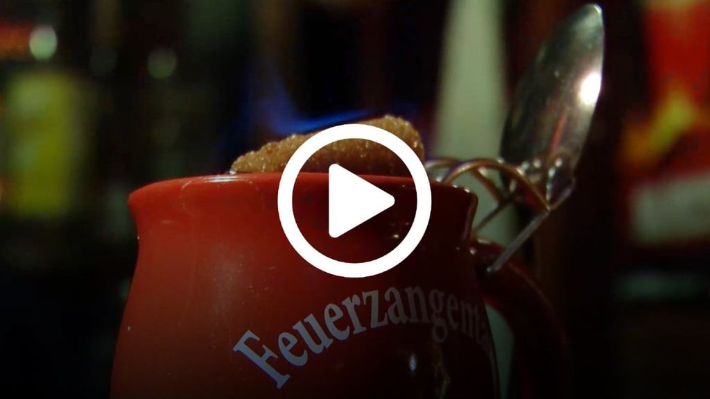 Auf Halles kleinstem Weihnachtsmarkt gibt es neben Feuerzangenbowle auch zahlreiche Glühwein-Variationen.