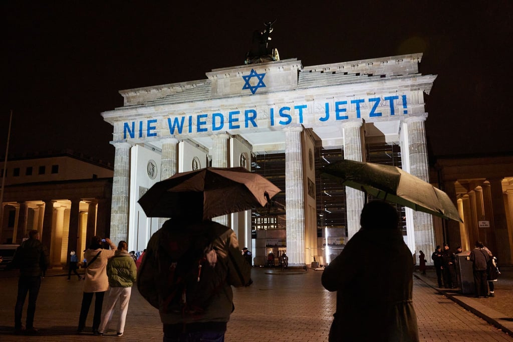 Der Schriftzug „Nie wieder ist jetzt“ erstrahlt auf dem Brandenburger Tor.