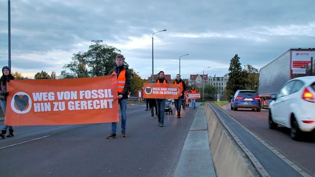 Die Volkmannstraße in Halle am Mittwochnachmittag: In eine Richtung rollt’s, die andere ist blockiert.