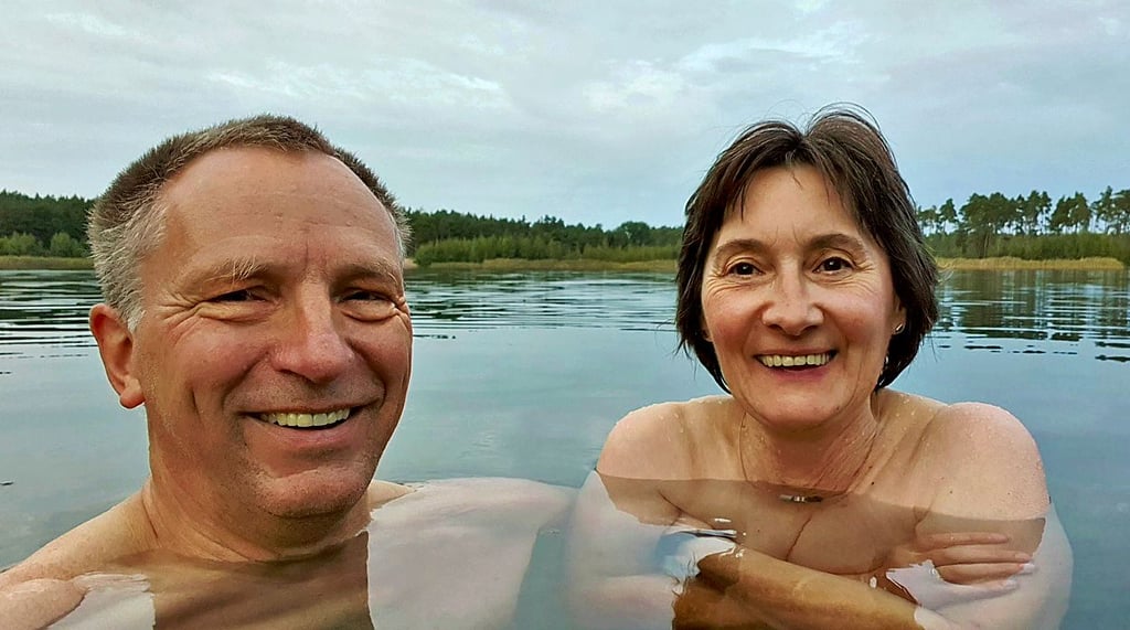 Thoralf Winkler und seine Frau Sylvia konnten im Oktober noch im „AWG-See“ in Plötzky baden gehen.