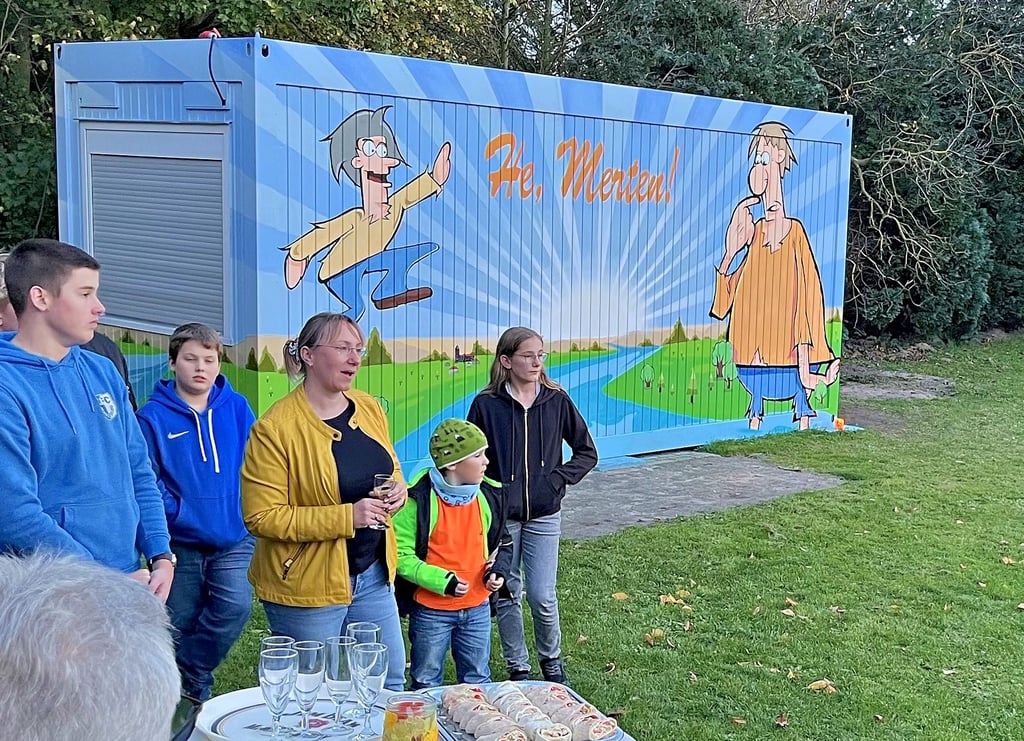 Während der Übergabe am Dienstagabend vor dem selbst gestalteten Container in Hämerten.