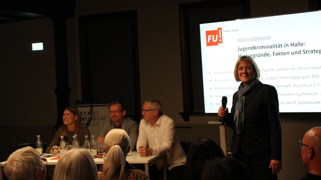 Petra Paulick (mit Mikro), Leiterin des Polizeireviers Halle, sowie die CDU-Politikerin Kerstin Godenrath und die beiden halleschen Schulleiter Andreas Slowig und Thomas Gaube diskutierten im Stadtmuseum über die Jugendkriminalität in Halle.