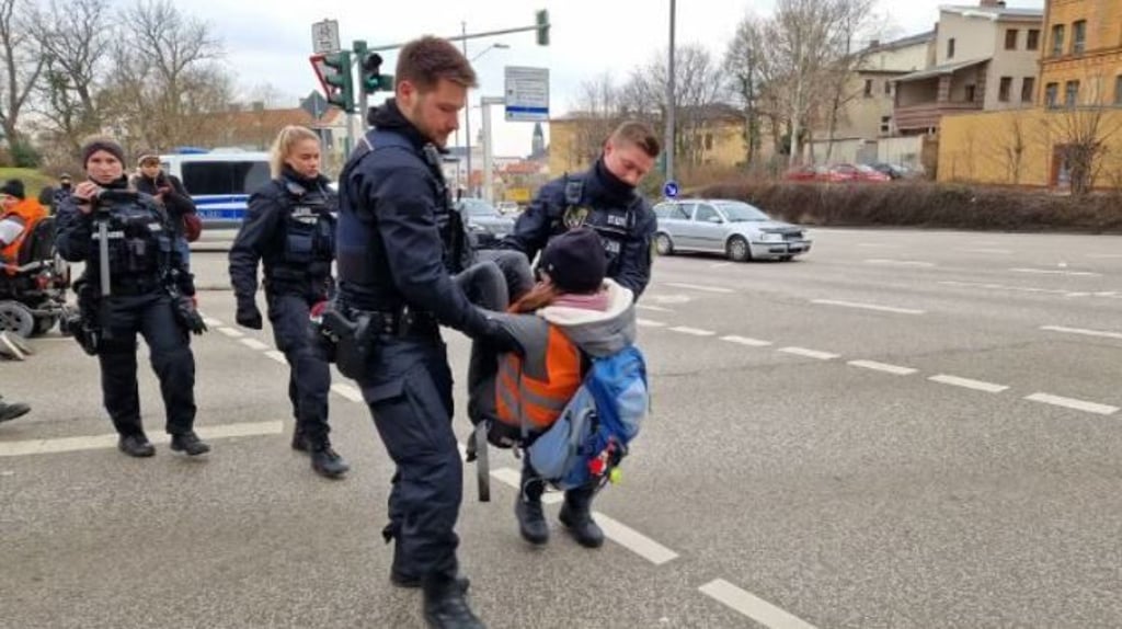 Um diese Aktion geht es: Am Rosenmontag hatten Demonstranten die Professor-Friedrich-Hoffman-Straße in Halle blockiert. (Foto: Marvin Matzulla)