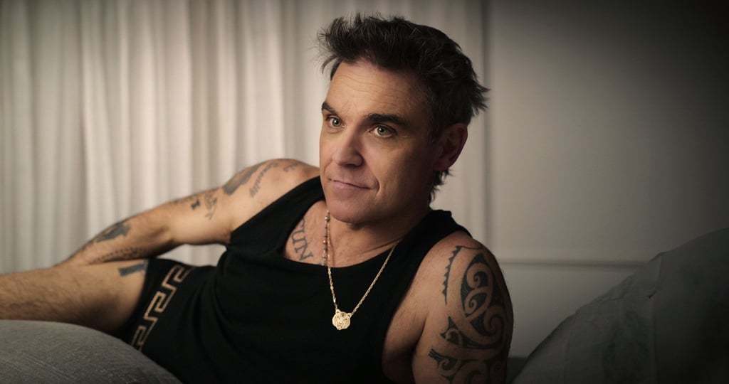 Der britische Musiker Robbie Williams in einer Szene der Miniserie „Robbie Williams“.