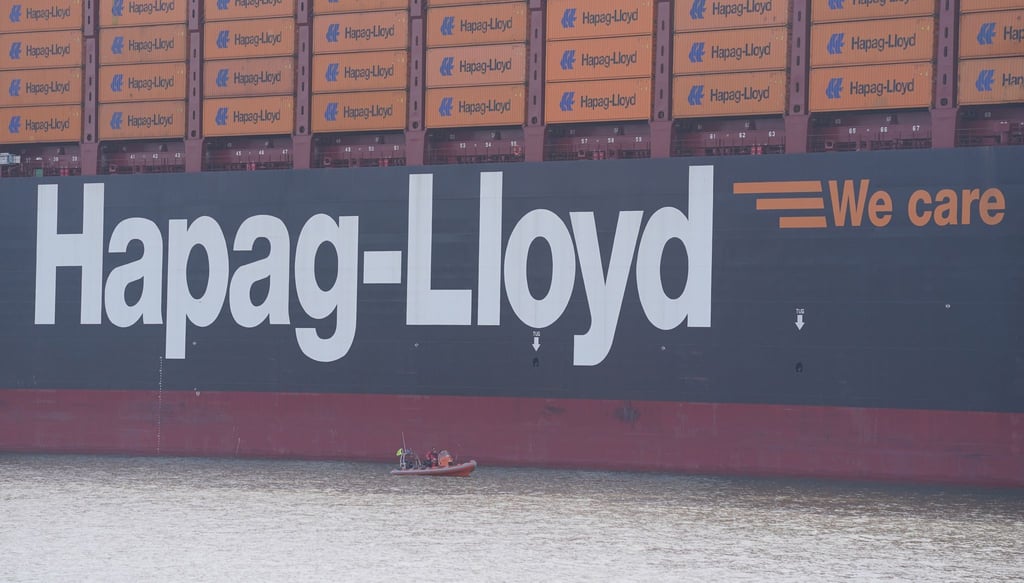 Ein Hapag-Lloyd-Containerschiff „Berlin Express“ liegt am Burchardkai im Hamburger Hafen.