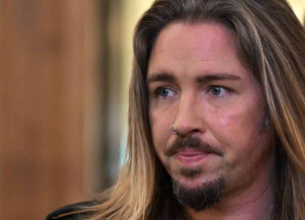 Der deutsche Rockmusiker Gil Ofarim betritt am zweiten Prozesstag den Saal des Landgerichts in Leipzig.