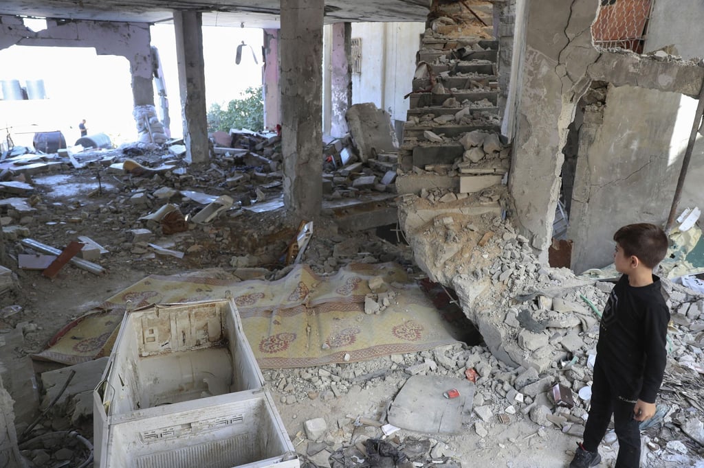 Ein Junge steht in Dschenin in den Trümmern einer Moschee, die nach einem israelischen Luftangriff zerstört wurde (Archivbild).