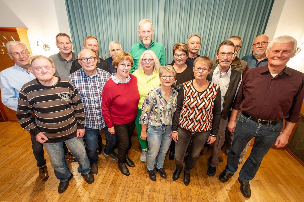 Einige der einstigen Schüler des 1973-er Abschlussjahrgangs haben sich zum golden Jubiläum im Lindeneck in Lindwerder getroffen.