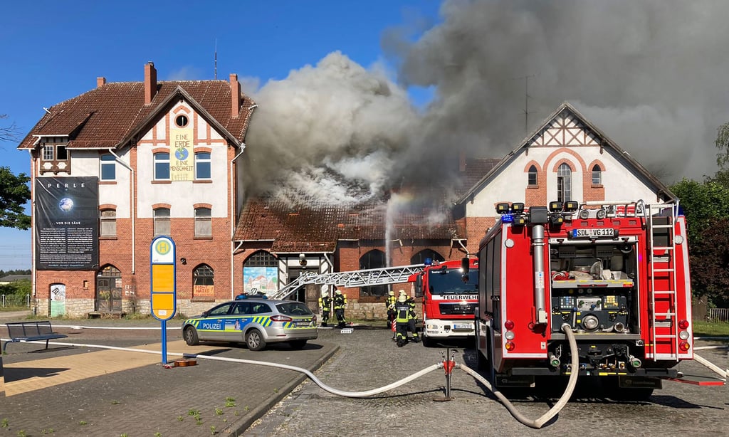 Der Bahnhof Seehausen brannte am 5. Juni 2022. Jetzt standen die Täter in Stendal vor Gericht.