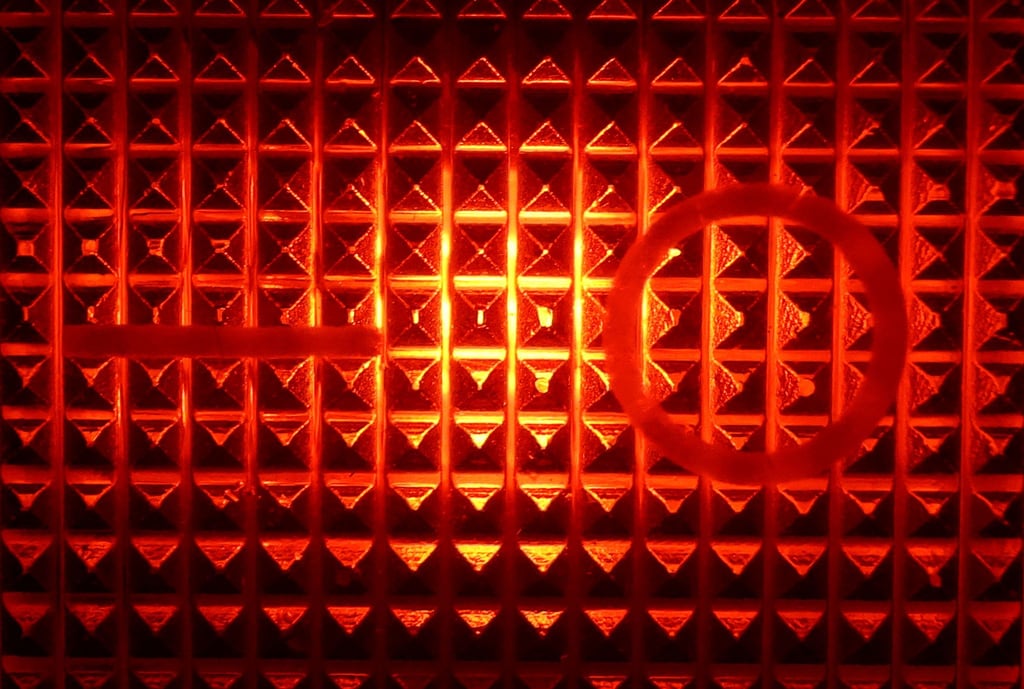 Der eingeschaltete Schutzschalter einer Mehrfachsteckdose leuchtet rot.