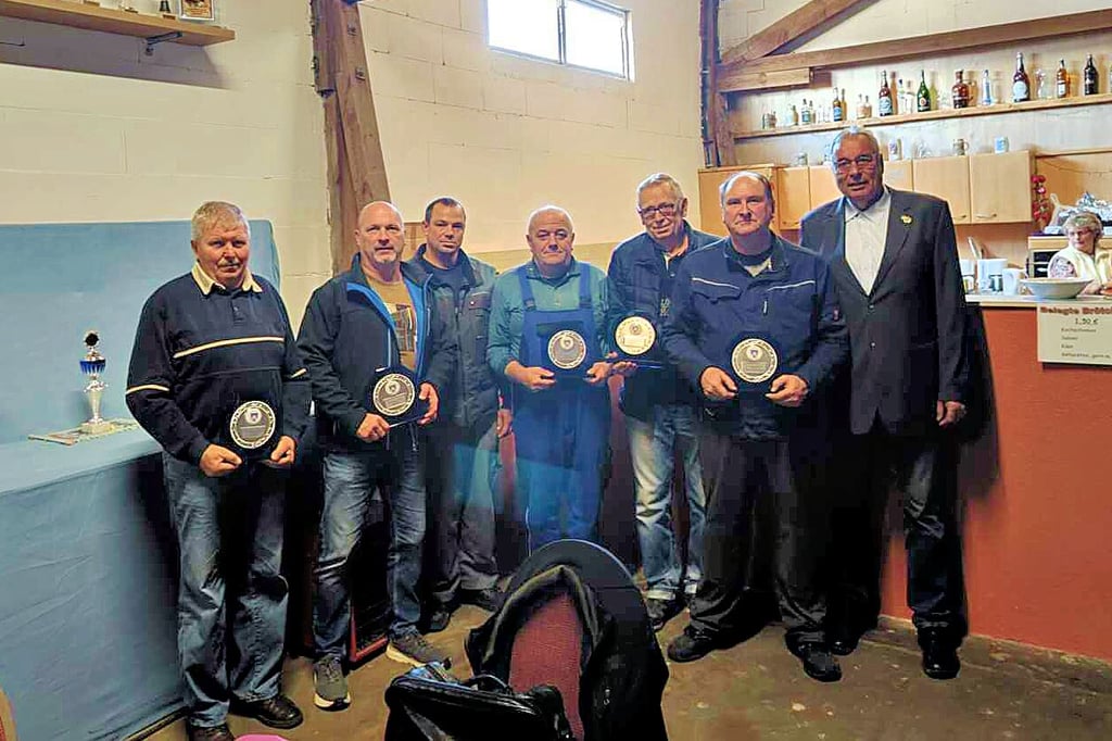 Die diesjährigen Kreismeister mit dem Vorsitzenden Volker Brosius (rechts). Für Jugendkreismeister Vincent Richter nahm stellvertretend Opa Ernst-Uwe Richter den Preis entgegen.
