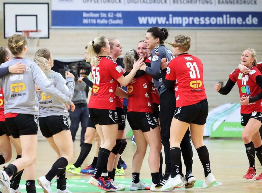 Die Spielerinnen des Handball-Bundesligisten SV Union Halle-Neustadt jubeln nach einem gewonnen Spiel.