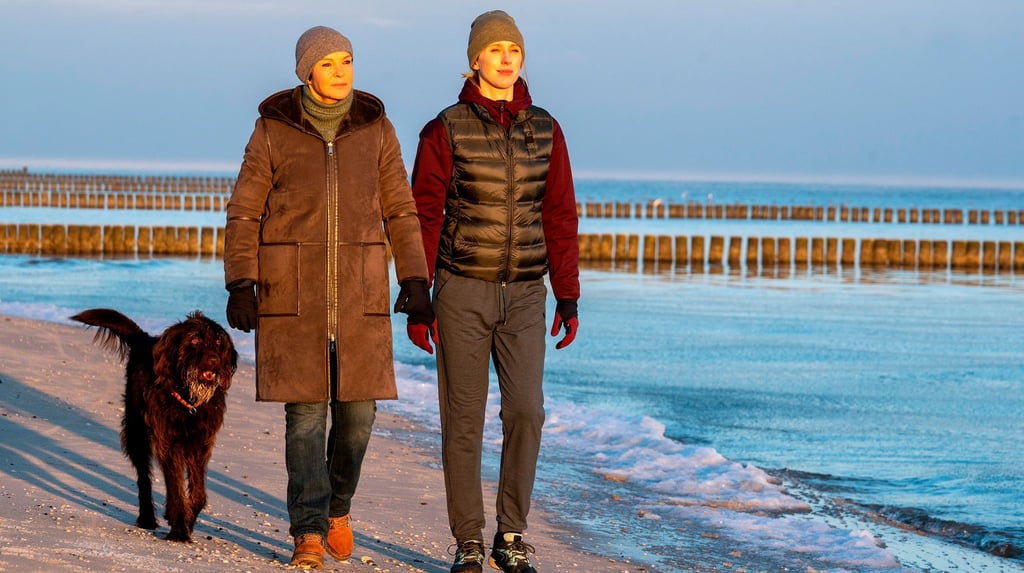 Karin Lossow (Katrin Sass, l) und Ellen Norgaard (Rikke Lylloff) beim Spaziergang mit Lucky.