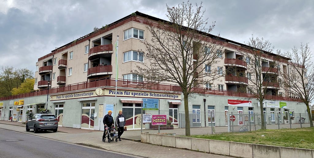 In diesem Gebäude an der Straße der Republik in Gardelegen soll seit Wochen ein Aufzug nicht funktionieren. Einige Bewohner sitzen demnach in ihren Wohnungen fest. Schuld daran, erklärt eine Mitarbeiterin des Vermieters, seien Lieferschwierigkeiten.