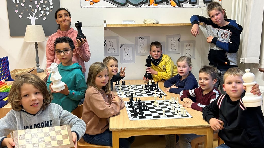 Die Magdeburger Nachwuchsspieler in ihrer selbst gestalteten Schach-Ecke im Hort.