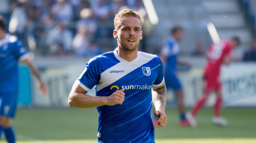 Nils Butzen stammt aus der Jugend des 1. FC Magdeburg und verließ den Klub 2019 Richtung Hansa Rostock.