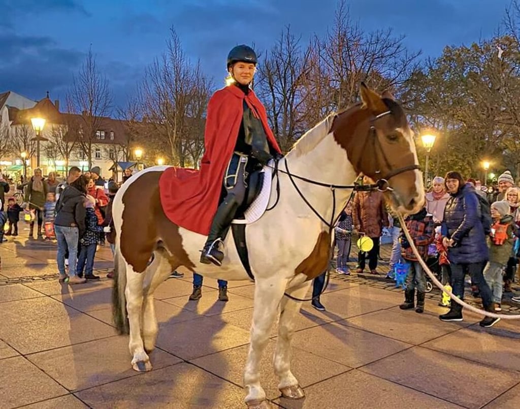 Der Heilige Martin von Tours kommt in Bernburg immer auf dem Pferd.