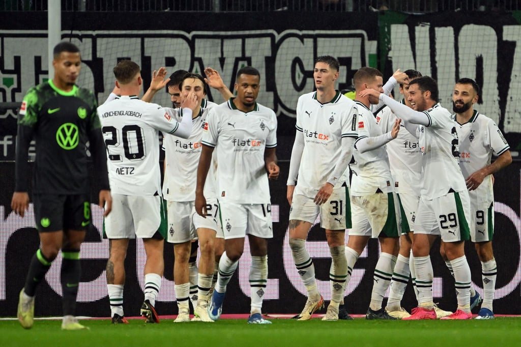 Gladbachs Spieler bejubeln das Tor zum 4:0 von Alassane Plea (M)