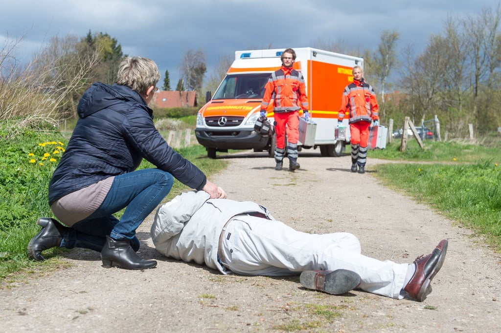 Bei einem Herzstillstand ist schnelles Handeln gefragt – die Zeit bis zum Eintreffen des Rettungsdienstes ist entscheidend.