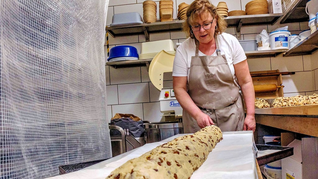 Simone Guß bäckt Stollen für den Wörlitzer Adventsmarkt. Vor dem Backen muss sich der Stollen noch entspannen.
