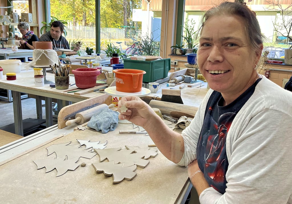 Nicole Mollenhauer ist seit etwa vier Jahren in der Keramikwerkstatt in Tangerhütte. Sie hat für dieses Jahr eine neue Idee, die gerade Gestalt annimmt: Tannenbäume mit kleinen Sternen sollen als halbe Teelichter vor jeder Kerze aufzustellen sein und für einen schönen Lichterzauber zu Hause sorgen.