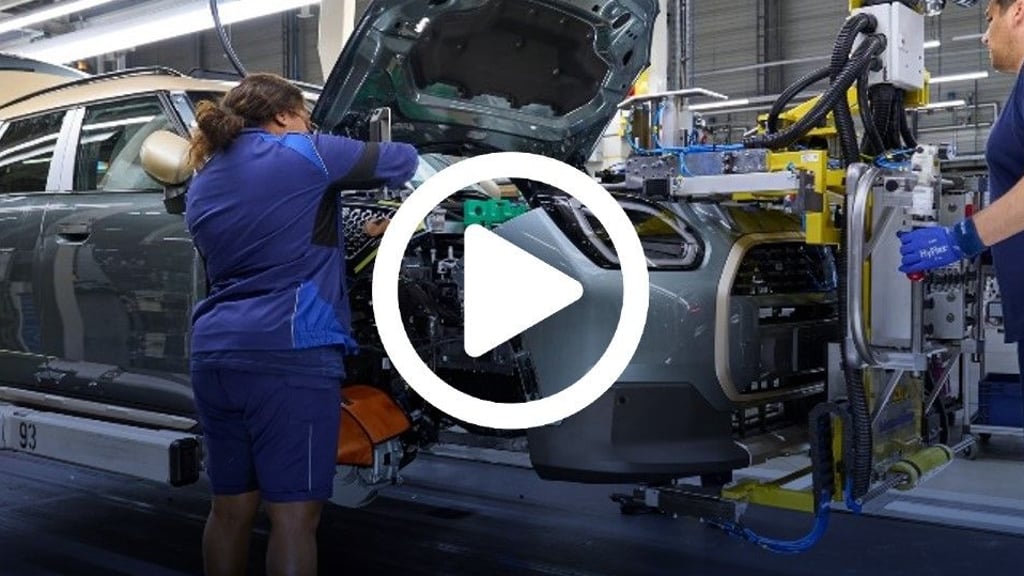 Zwei BMW-Mitarbeiter aus dem Leipziger Werk montieren am Fertigungsband Teile an den neuen Mini Countryman.