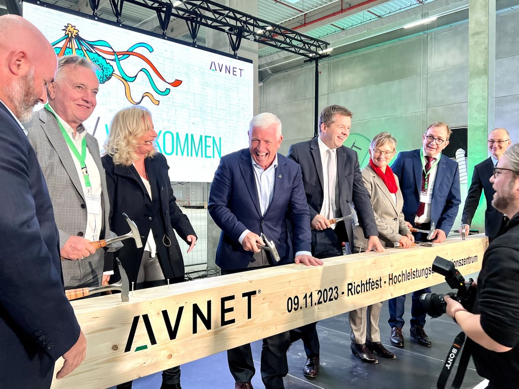 Viel zu lachen hatte Avnet-Chef Phil Gallagher (4. von links) mit den anderen Gästen, als er beim Richtfest selbst Nägel in einen Balken hämmerte.