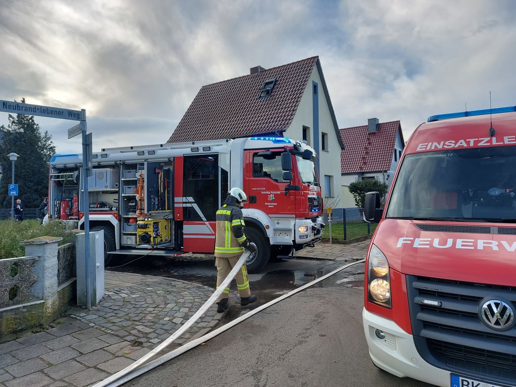 Die Kräfte der Feuerwehr Oschersleben und Hornhausen beim Einsatz im Neubrandslebener Weg.