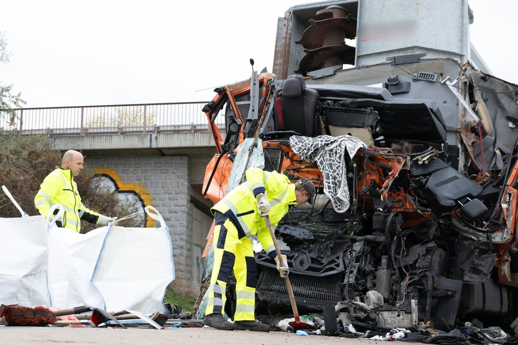 Ein LKW steht nach einem Auffahrunfall auf der A4 auf der Fahrbahn. Eine Person ist noch am Unfallort gestorben.
