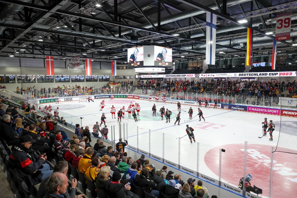 Der Deutsche Eishockey-Bund will 2027 neben der Männer-WM erstmals auch die der Frauen ausrichten.