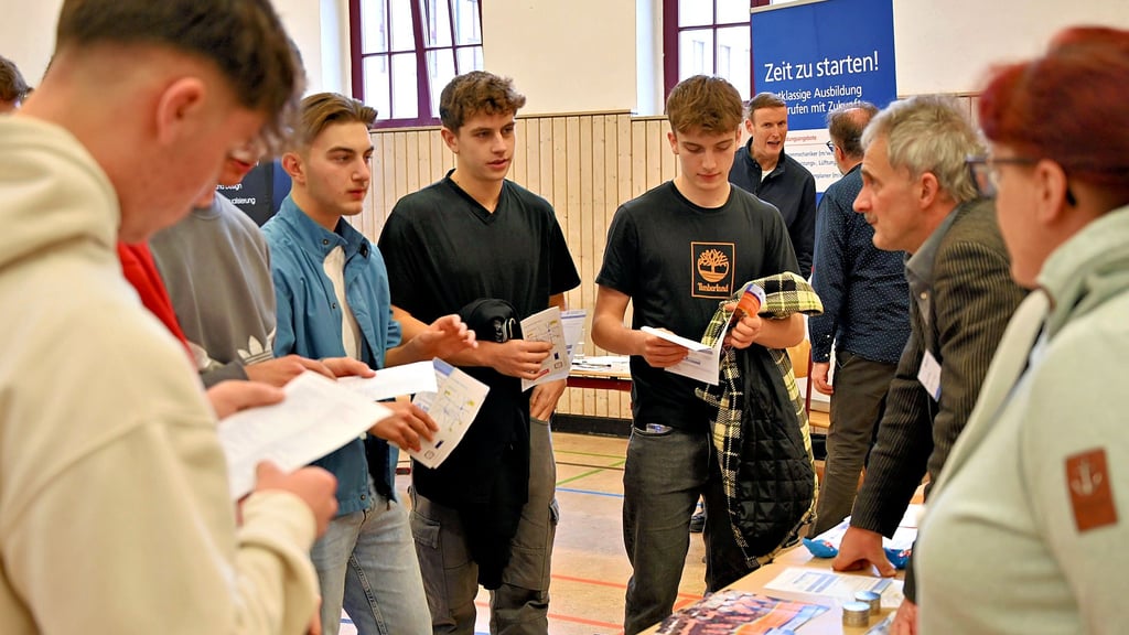 Mandy Faatz (r.) und der Berater für „Passgenaue Besetzung“ Peter Hoffrichter (2. v. r.) von der Handwerkskammer Halle erörtern Schülern des Gropius-Gymnasiums Karrierechancen mit Abitur.