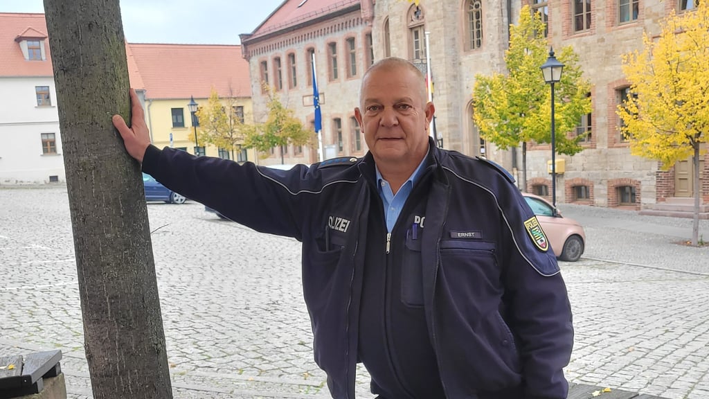Stark verwurzelt wie der Baum auf dem Marktplatz in Könnern ist der Regionalbereichsbeamte Ralf Ernst in der Stadt. Er wird bei seinen Streifen zu Fuß regelmäßig von Bürgern erkannt.