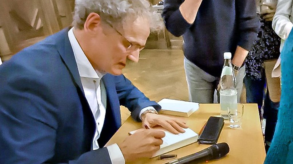 Gruß vom Autor: Dirk Oschmann signiert im Stadthaus Halle.