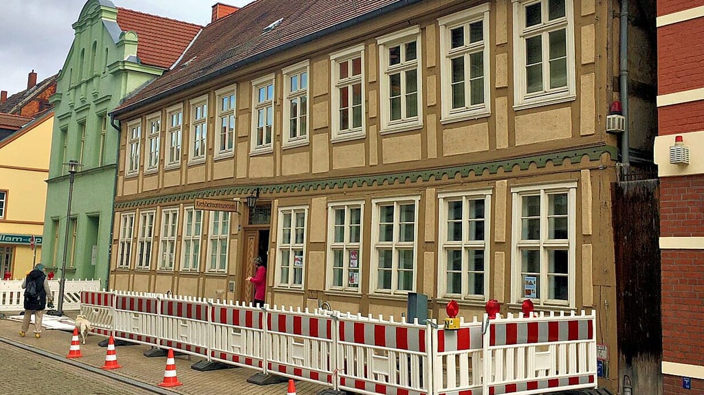 Gleich nach der Besichtigung der Bauschäden von Experten ist das Kreismuseum in Osterburg bei Stendal mit Zäunen abgesperrt worden. Besucher haben keinen Zutritt. Es besteht Einsturzgefahr.