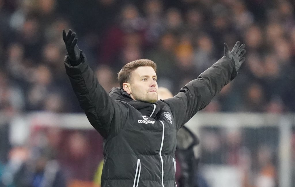 St. Paulis Trainer Fabian Hürzeler jubelt nach dem Schlusspfiff.