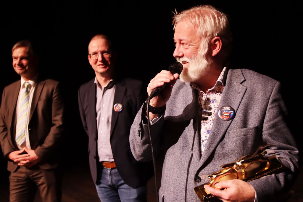 Matthias Schwarzmüller (rechts) wurde im Bestehornhaus mit dem Kleinkunstpreis ausgezeichnet.