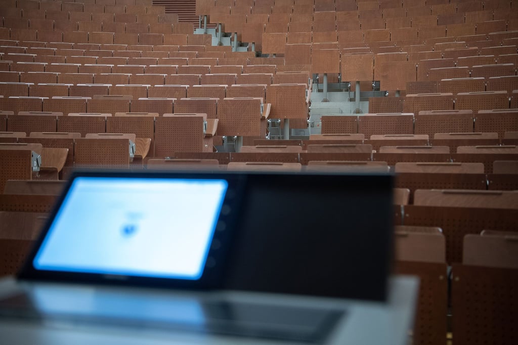 Ein leerer Hörsaal an einer Universität.