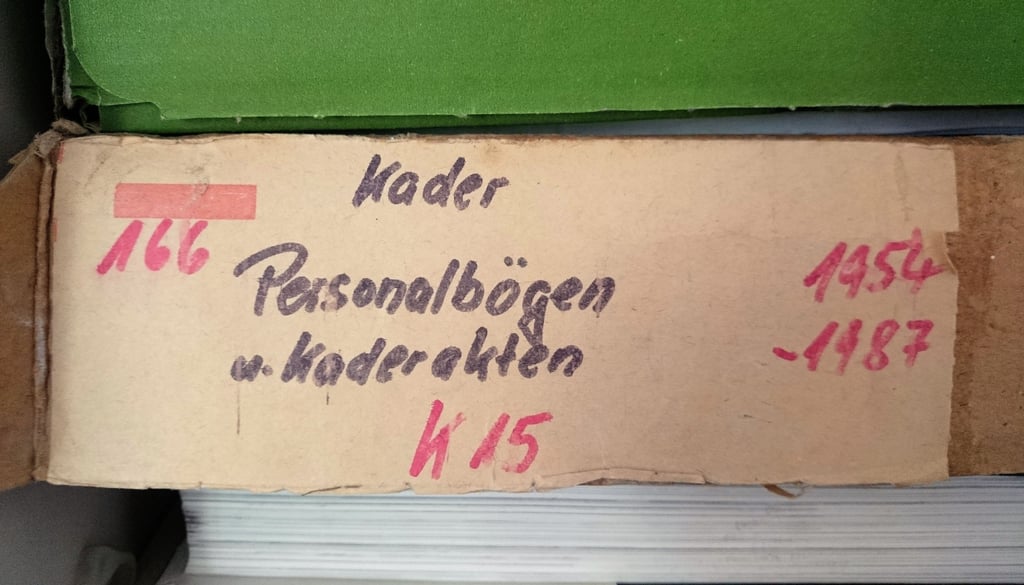 In den Biografien von DDR-Bürgern verbergen sich gerade für nachwachsende Generationen zahllose Geheimnisse.