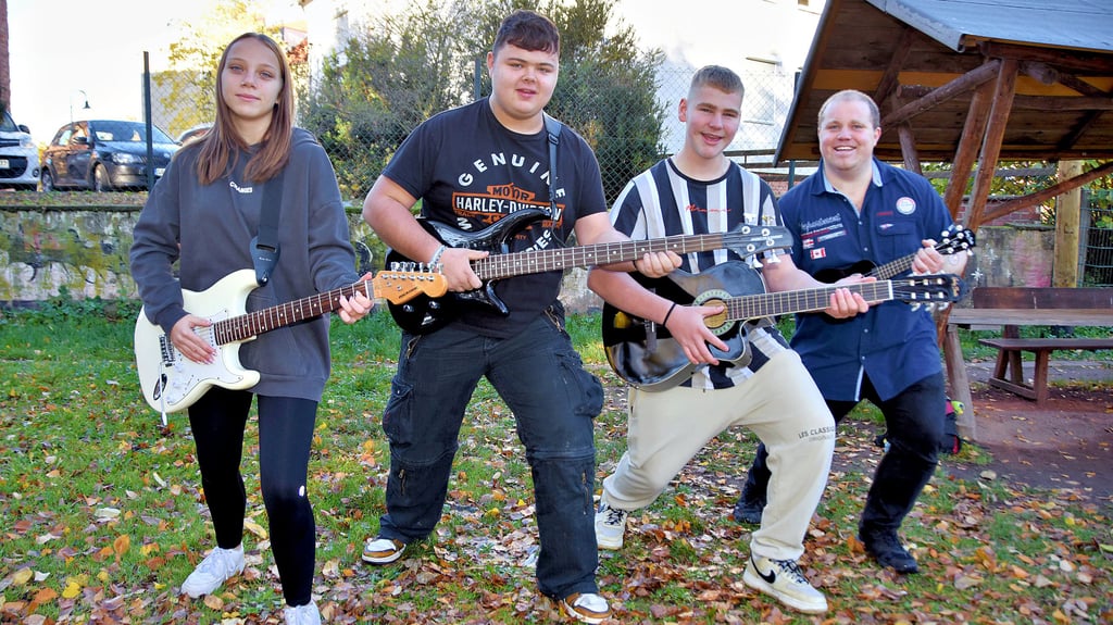 Joy Lea Müller (14 Jahre) aus Behnsdorf, Luka Kröning (15) aus Velsdorf und Paul Huhn (16) aus Siestedt sind gemeinsam mit ihren Mitschülern leidenschaftlich gern beim Musikunterricht dabei. Ihr Lehrer Michael Kellner gibt nicht nur die fachlichen Anleitungen, sondern der Flechtinger spielt auch selbst mit.