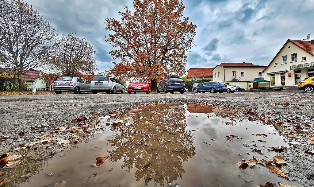 Seit Jahren ist der Parkplatz am Bäckerplan mit Pfützen gespickt.