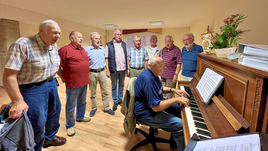 Sie sind nicht mehr die Jüngsten, aber sie singen voller Leidenschaft: die Mitglieder des Bobbauer Männerchors um Siegfried Remmling am Klavier.