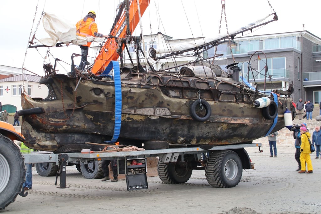 Das gestrandete Segelschiff „Wibo“ wird auf der Insel Norderney auf einen Anhänger verladen.