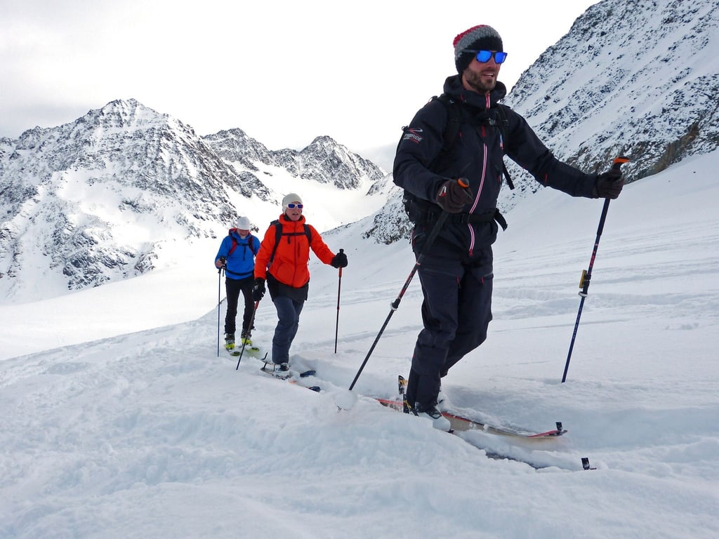 Die winterliche Bergwelt sicher meistern – vorbereitet mit essentieller Ausrüstung für das Abenteuer im Schnee.
