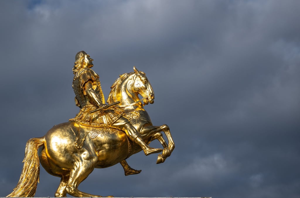 Die Sonne scheint am Vormittag auf den „Goldenen Reiter“.
