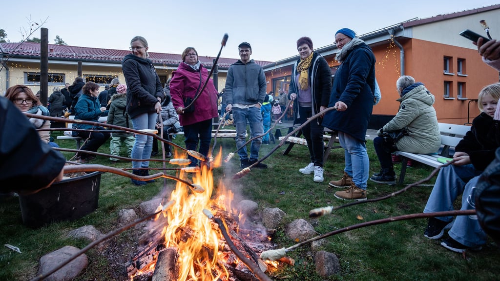 Zum Lichterfest backen die Gäste Stockbrot über dem Lagerfeuer auf dem Gelände der Kita „Am Wald“ in Holzdorf.
