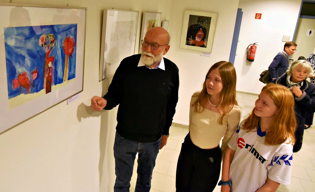 Zum Kindermalzirkel, den Hartmut Schmiegel leitet, gehören auch Maja Lemke (Mitte) und Alexandra Eva Klimmek.