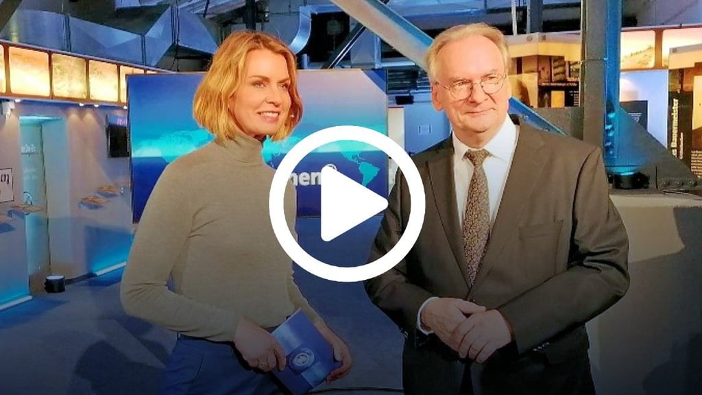 Zu den Tagesthemen aus dem Industrie- und Filmmuseum Wolfen begrüßte Moderatorin Jessy Wellmer auch Ministerpräsident Reiner Haseloff.