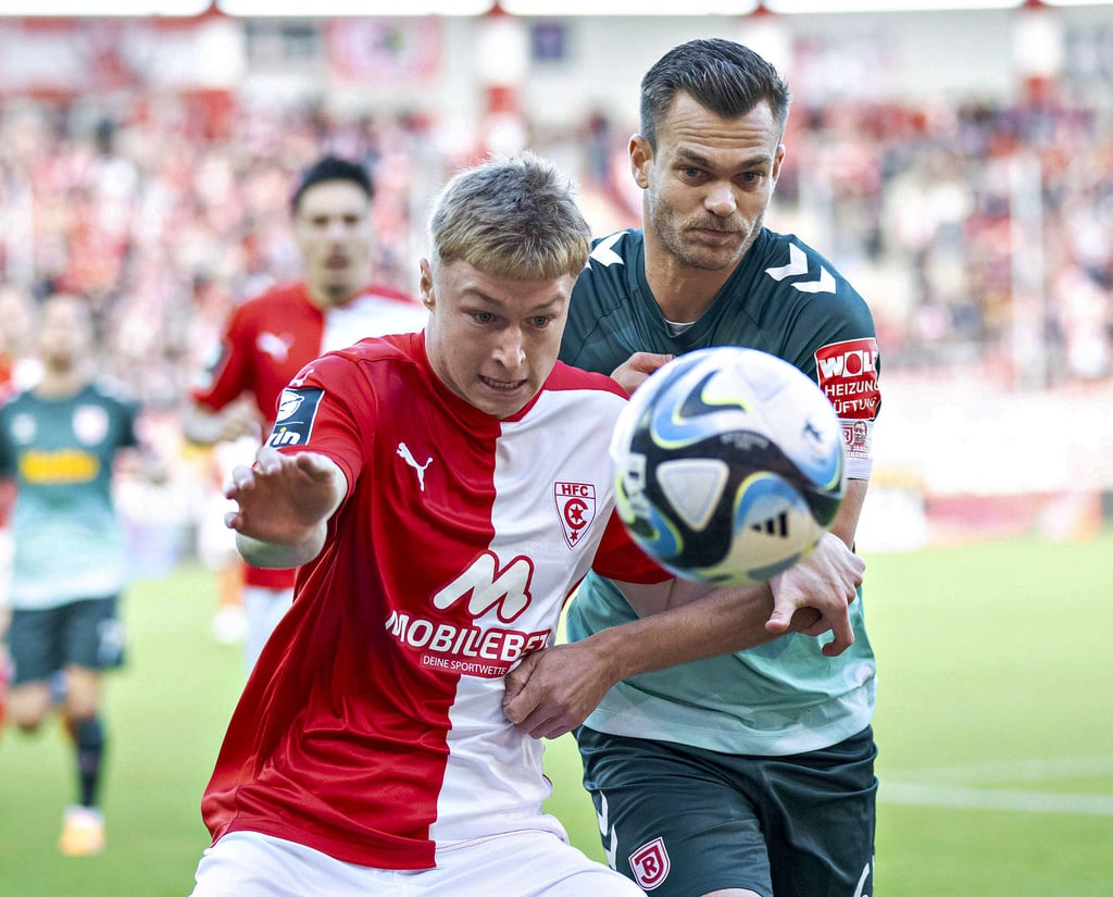 Julian Eitschberger (l.) hat sich beim HFC als Stammspieler etabliert.