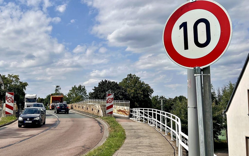 Ein Tempolimit von 10 km/h gilt auf der Zerbster Brücke in Roßlau. Zusätzlich wird die Brücke nun halbseitig gesperrt.