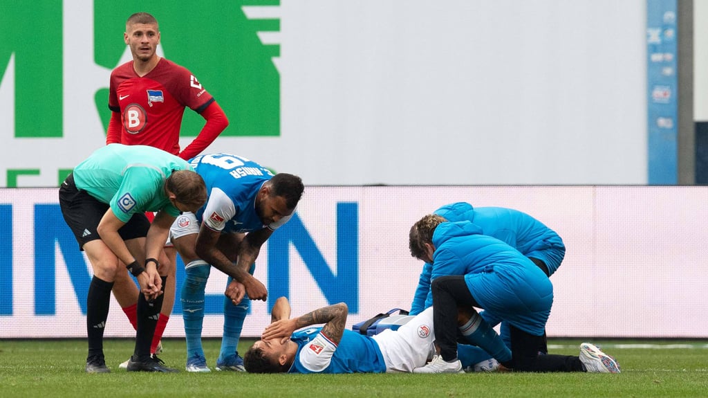 John-Patrick Strauß verletzte sich bei Hansa Rostock im Heimspiel gegen Hertha BSC Berlin und fehlt gegen den 1. FC Magdeburg.
